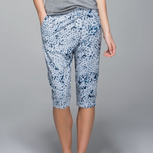 Lululemon Blue Yoga Crop Size 8 Retreat Yogi - Picture 2 of 5